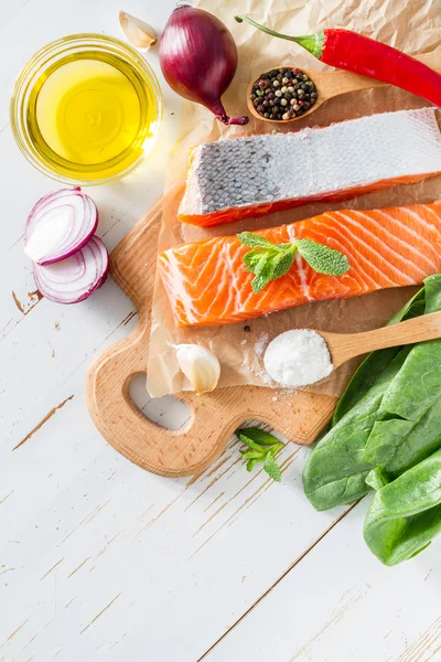 Salmon fillet with spinach salt — Stock Photo, Image