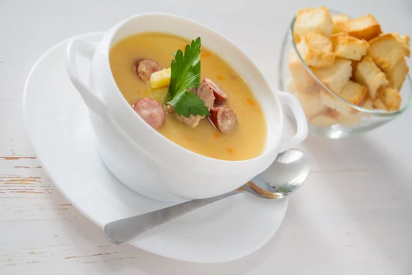 Sopa de guisante, servida en tazón blanco —  Fotos de Stock