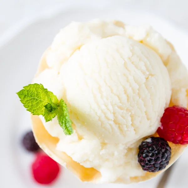 Ванільне морозиво у вафельному конусі — стокове фото