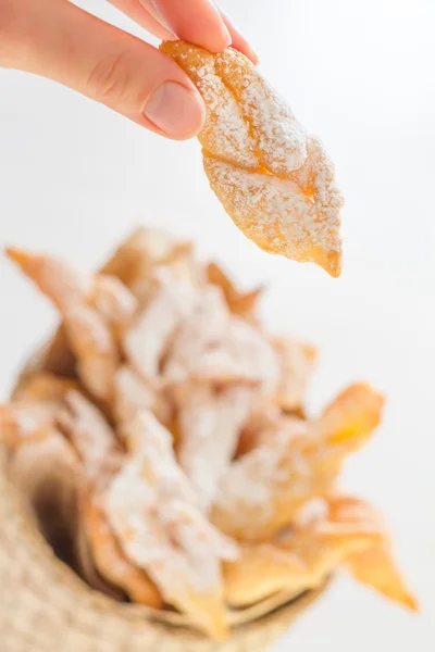 Hand hält ein Dessert mit Engelsflügeln — Stockfoto