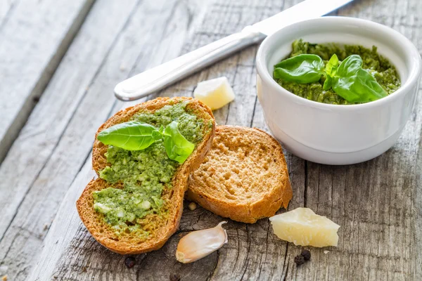 Bruschetta friss pesto szósszal — Stock Fotó