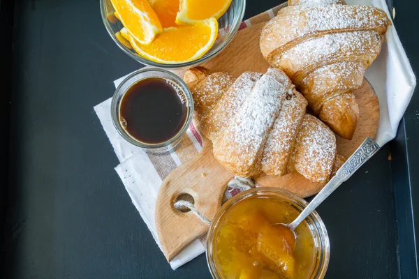 Frühstück - Croissants Kaffeemaschine — Stockfoto