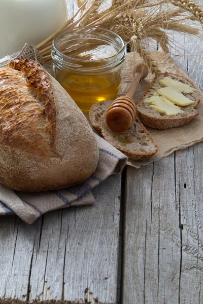 Pão fatiado e mel — Fotografia de Stock