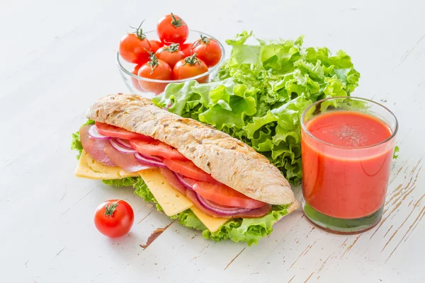 Smörgås med sallad och tomater — Stockfoto