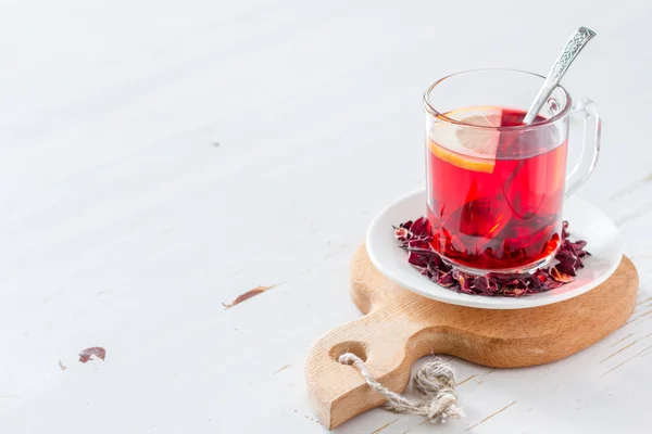 Thé Hibiscus dans une tasse en verre — Photo