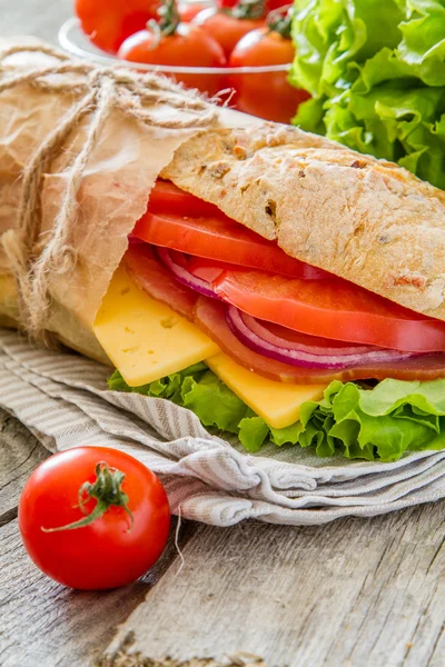 Smörgås med sallad och tomater — Stockfoto