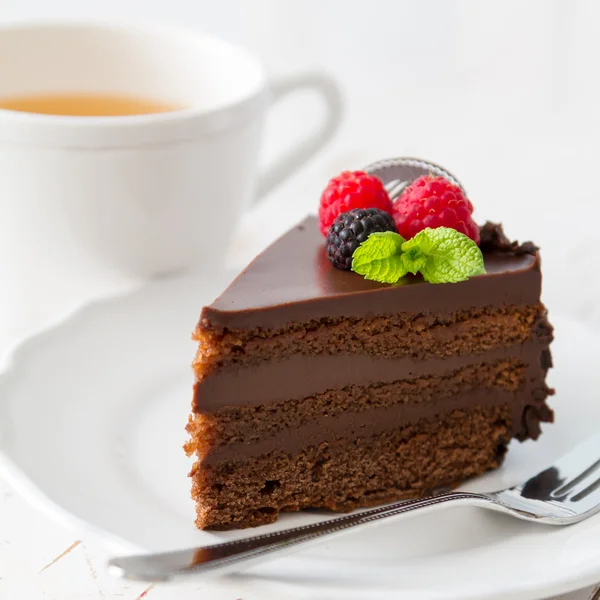 Schokoladenkuchen auf weißem Teller — Stockfoto