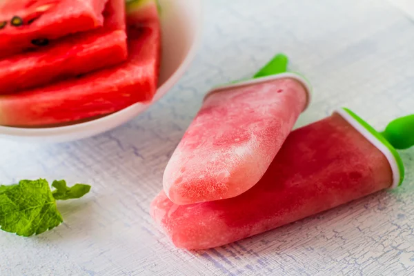Vattenmelon glass med skivad vattenmelon — Stockfoto
