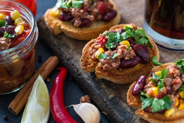 Chili con carne on toasts — Stock Photo, Image