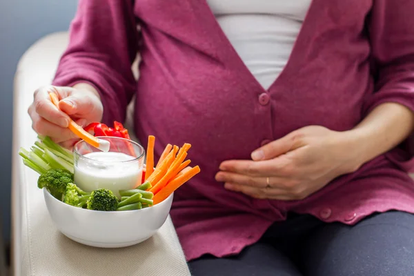 Těhotná žena s jogurtovou omáčkou a zeleninou — Stock fotografie