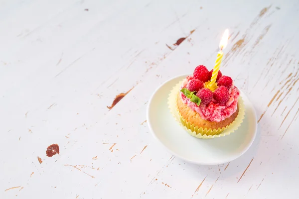 Cupcake d'anniversaire avec framboise et bonbons — Photo