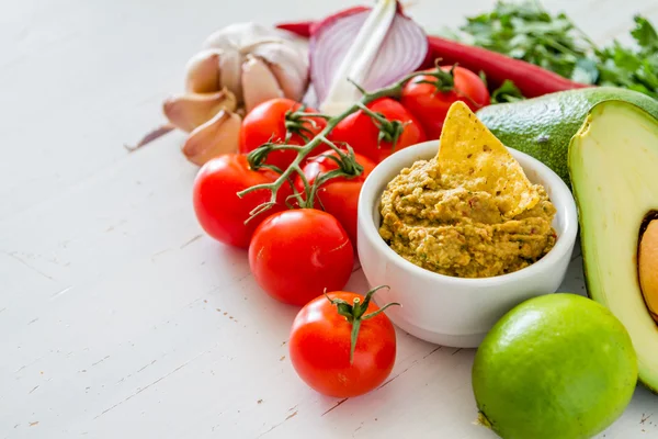 Salsa de guacamole e ingredientes —  Fotos de Stock