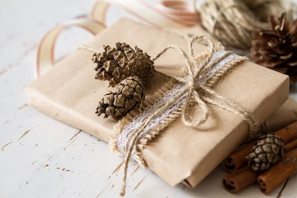 Cadeaux de Noël dans un emballage rustique — Photo