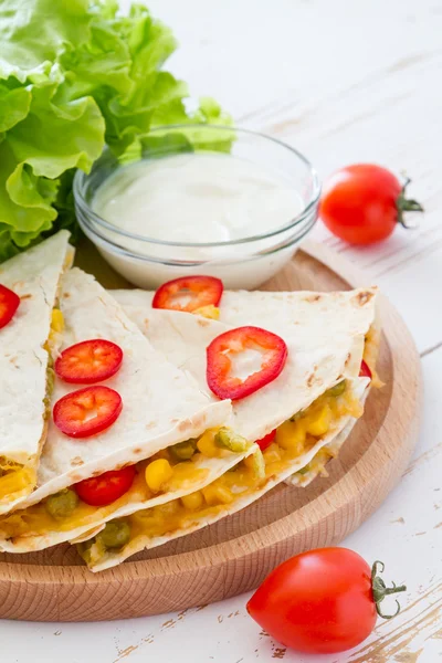 Quesadilla slices with salad — Stock Photo, Image