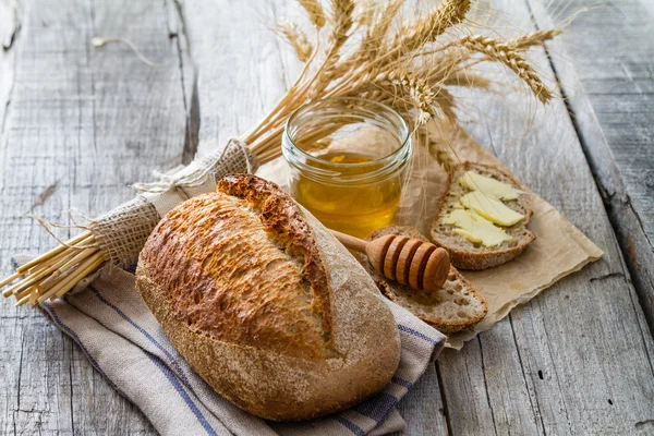 Pão fatiado e mel — Fotografia de Stock