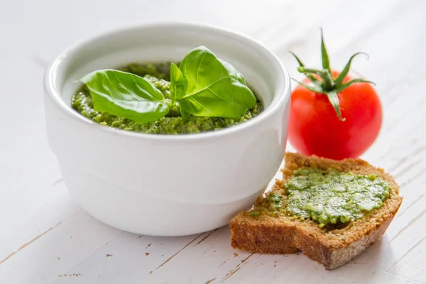 Bruschetta com molho de pesto fresco — Fotografia de Stock