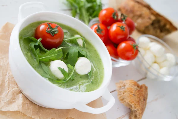 Літній суп з рукколи — стокове фото