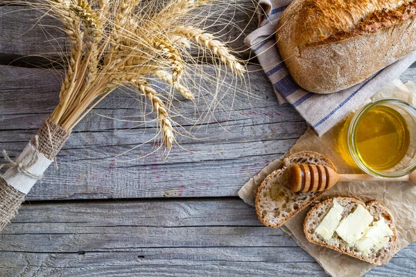 Pão fatiado e mel — Fotografia de Stock