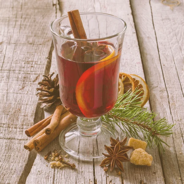 Mulled wine and ingredients — Stock Photo, Image
