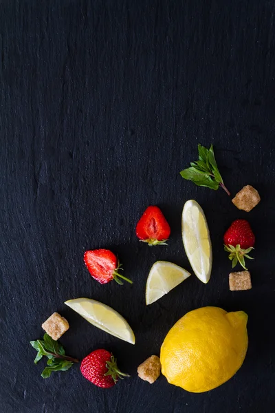 딸기 레모네이드와 재료 — 스톡 사진