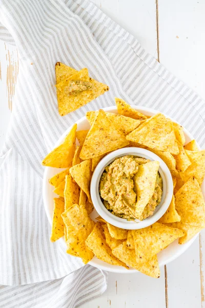 Guacamole-Sauce und Nachos — Stockfoto