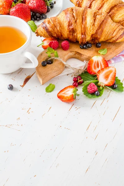 Frukost - croissanter med bär — Stockfoto