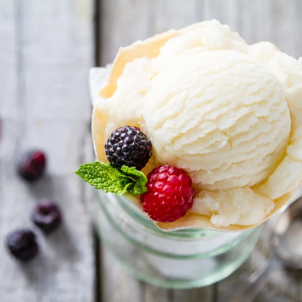 Vanille-ijs in wafel kegel — Stockfoto