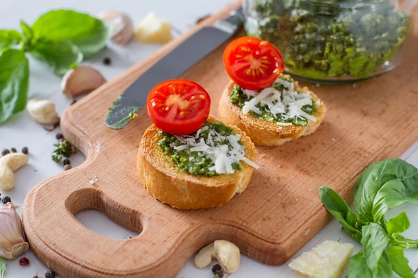 Pesto ve domates Bruschetta — Stok fotoğraf