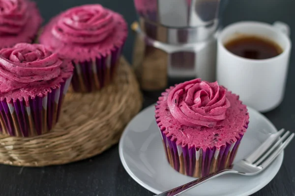 Chocolate and blackcurrant buttercream cupcakes — Stock Photo, Image