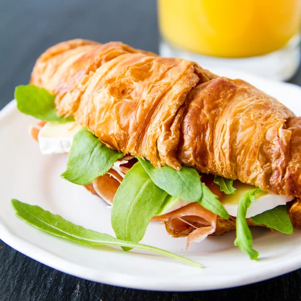 Sandwich croissant with ham brie arugula — Stock Photo, Image
