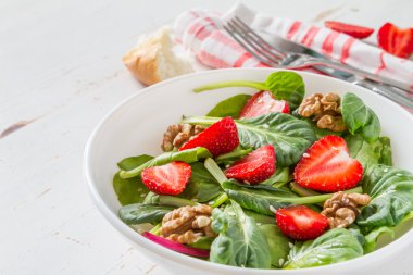 Ispanak, çilek salatası fındık