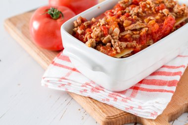 Beyaz formundaki ham lazanya