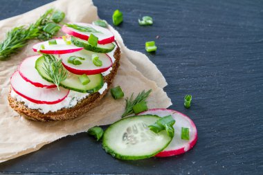 süzme peynirli sandviç