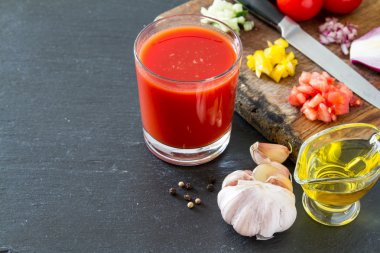 Gazpacho yaz çorbası malzemeler