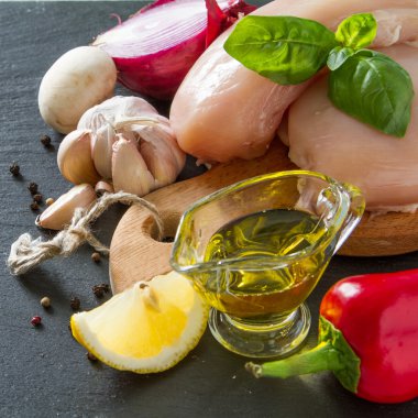 Çiğ tavuk göğsü ve malzemeler