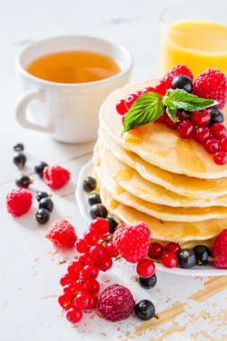 Ballı ve böğürtlenli krep