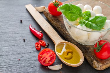Caprese salatası malzemeler