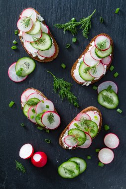 süzme peynirli sandviç