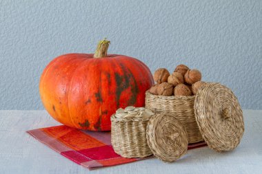 Turuncu kabak, ceviz ve tohum