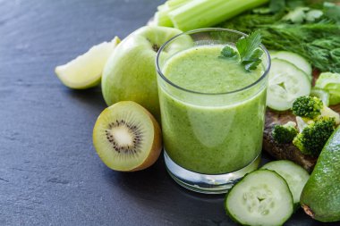 Yeşil smoothie ve malzemeler