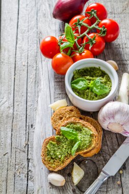 Bruschetta taze pesto sos ile