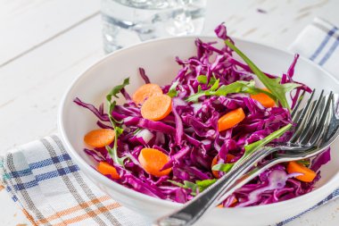 Havuç ile kırmızı lahana salatası