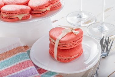 Macaroons ile şerit şeklinde kalp