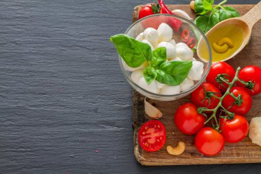 Caprese salatası malzemeler