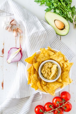 Guacamole sos ve cips