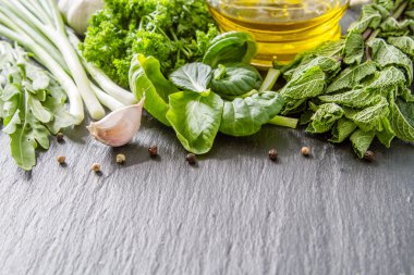 Karanlık taş zemin üzerine aromatik otlar