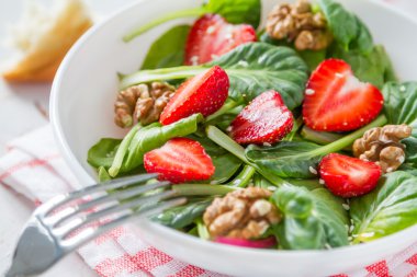 Ispanak, çilek salatası fındık