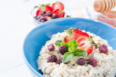 Kahvaltı - yulaf ezmesi, meyveler