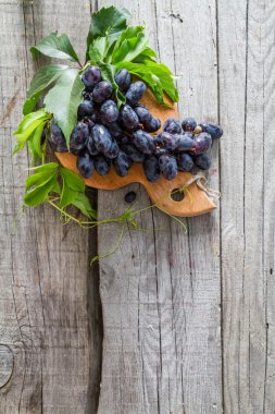 Üzüm yaprağı rustik ahşap üzerine