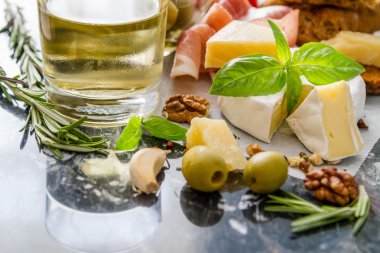 Meze - peynir, baget, jambon